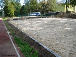 Budowa boiska do piłki siatkowej przy ZS w Nacpolsku_29.09.2014r.